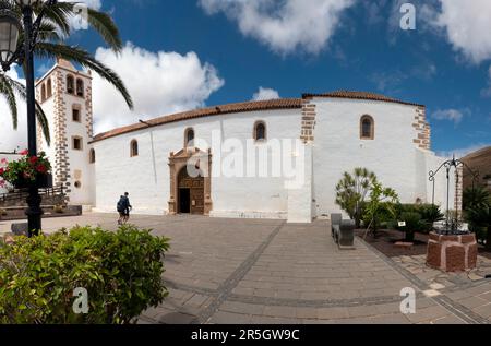 Betancuria, Las Palmas, Fuerteventura, Kanarische Inseln, Spanien - 21. April 2023: Panoramablick auf die Kirche Santa Maria de Betancuria, eine wunderschöne Kirche Stockfoto