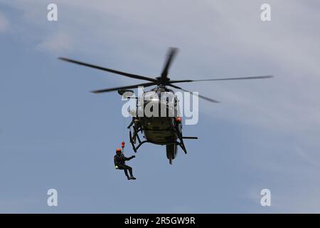 Soldaten der South Carolina Army National Guard des 59. Aviation Truppenkommandos (ATC), South Carolina Army National Guard, Und die State Urban Search and Rescue Task Force (SC-TF1) führen am 11. Mai Luftrettungsübungen und Hebevorrichtungen an Bord eines UH-72B Lakota Light-Utility Helikopters, South Carolina National Guard Army Aviation Support Facility (Standort 2), Donaldson Center, Greenville, South Carolina, durch. 2023. Die Schulung war Teil des UH-72B-Integrations- und Leistungsprozesses im Rahmen des South Carolina Helicopter Aquatic Rescue Team (SC-hart)-Programms. SC-hart ist ein gemeinschaftlicher Effor Stockfoto