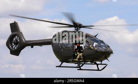 Soldaten der South Carolina Army National Guard des 59. Aviation Truppenkommandos (ATC), South Carolina Army National Guard, Und die State Urban Search and Rescue Task Force (SC-TF1) führen am 11. Mai Luftrettungsübungen und Hebevorrichtungen an Bord eines UH-72B Lakota Light-Utility Helikopters, South Carolina National Guard Army Aviation Support Facility (Standort 2), Donaldson Center, Greenville, South Carolina, durch. 2023. Die Schulung war Teil des UH-72B-Integrations- und Leistungsprozesses im Rahmen des South Carolina Helicopter Aquatic Rescue Team (SC-hart)-Programms. SC-hart ist ein gemeinschaftlicher Effor Stockfoto