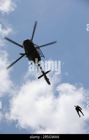 Soldaten der South Carolina Army National Guard des 59. Aviation Truppenkommandos (ATC), South Carolina Army National Guard, Und die State Urban Search and Rescue Task Force (SC-TF1) führen am 11. Mai Luftrettungsübungen und Hebevorrichtungen an Bord eines UH-72B Lakota Light-Utility Helikopters, South Carolina National Guard Army Aviation Support Facility (Standort 2), Donaldson Center, Greenville, South Carolina, durch. 2023. Die Schulung war Teil des UH-72B-Integrations- und Leistungsprozesses im Rahmen des South Carolina Helicopter Aquatic Rescue Team (SC-hart)-Programms. SC-hart ist ein gemeinschaftlicher Effor Stockfoto