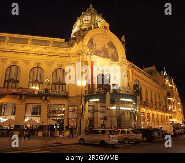 Prag bei Nacht: Stadthaus (Obecni dum) Stockfoto