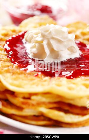 Waffeln mit frischen Erdbeer-Marmelade und Sahne Stockfoto