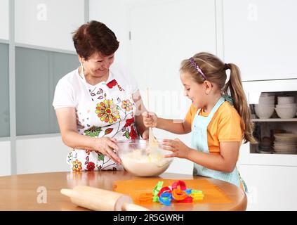 Großmutter und Enkelin Backen und gemeinsam Spaß haben Stockfoto