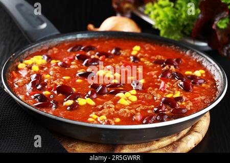 Chili Con Carne gekocht in der Pfanne Stockfoto