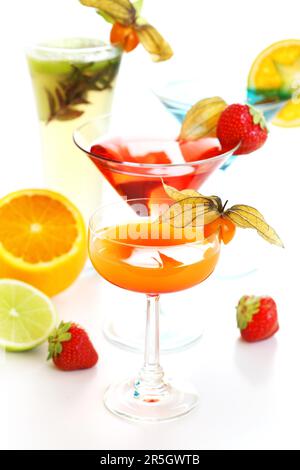 Verschiedene Cocktails oder Longdrinks, garniert mit Früchten Stockfoto