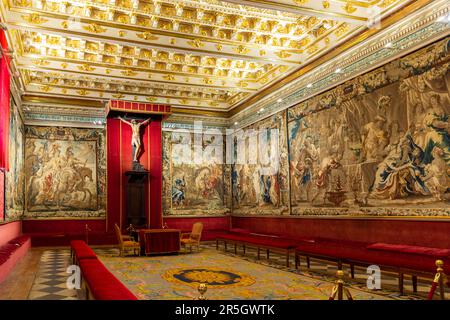 Segovia, Spanien, 03.10.21. Das Kapitelhaus in der Kathedrale von Segovia ist mit gewebten Wandteppichen und Kassettendecken dekoriert. Stockfoto