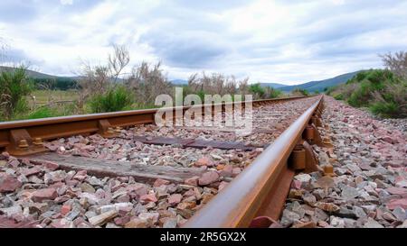 Bahngleise und Herbstlandschaft auf der Isle of Skye in Schottland mit Blick aus dem niedrigen Winkel Stockfoto