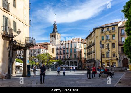Segovia, Spanien, 03.10.21. Plaza Mayor, Stadtplatz in Segovia, Spanien mit Cafés, Restaurants und Kirchturm Iglesia de San Martín. Stockfoto