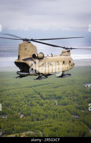 Ein Alaska Army National Guard CH-47 Chinook Helikopter von Bravo Co., 2-211. GSAB, fliegt eine Ausbildungsmission am 31. Mai 2023. Der Chinook war Teil einer zwei-Schiff-Übung, die Bryant Army Airfield auf der Joint Base Elmendorf-Richardson verließ, um Qualifizierungsaufgaben für die Flugbesatzung und grundlegende Flugmanöver in der Nähe des Colony Glacier zu erledigen. (Alaska National Guard Foto von Robert DeBerry) Stockfoto