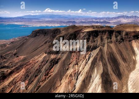 Luftaufnahme der Berge neben Lake Mead Stockfoto