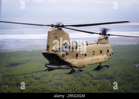 Ein Alaska Army National Guard CH-47 Chinook Helikopter von Bravo Co., 2-211. GSAB, fliegt eine Ausbildungsmission am 31. Mai 2023. Der Chinook war Teil einer zwei-Schiff-Übung, die Bryant Army Airfield auf der Joint Base Elmendorf-Richardson verließ, um Qualifizierungsaufgaben für die Flugbesatzung und grundlegende Flugmanöver in der Nähe des Colony Glacier zu erledigen. (Alaska National Guard Foto von Robert DeBerry) Stockfoto