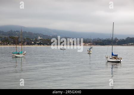 Jachten verankert aus Santa Barbara Stockfoto