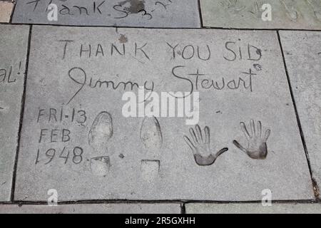 HOLLYWOOD, CALIFORNIA, USA - JULI 29 : Jimmy Stewart Unterschrift und Handdrucke in Hollywood am 29. Juli 2011 Stockfoto