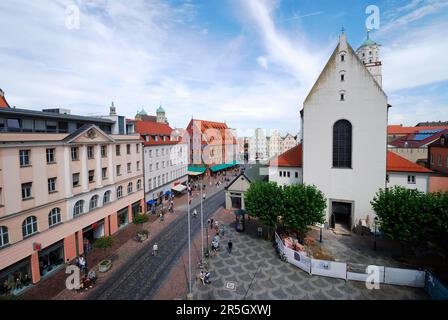 AUGSBURG, DEUTSCHLAND, AUGUST 11: Menschen in einer Einkaufsstraße in Augsburg. Es ist die 2. Älteste Stadt Deutschlands, die jedes Jahr von 600 000 Touristen besucht wird. Stockfoto