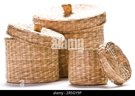 Braune Körbe vor hellem weißem Hintergrund Stockfoto