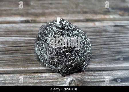 Drahtschwamm, Stahlwolle, ein Bündel aus sehr feinen und flexiblen scharfkantigen Stahl- oder Metallfilamenten, das sich hervorragend zum Reinigen von Glas, Porzellan, Metall eignet Stockfoto