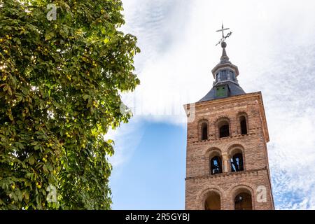 Iglesia de San Martín (Kirche San Martín) Romanesk - Glockenturm im Mudejar-Stil mit Backsteinbögen auf Steinsäulen und Wetterfahne. Stockfoto