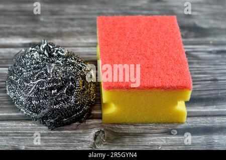 Drahtschwamm, Stahlwolle, ein Bündel aus sehr feinen und flexiblen scharfkantigen Stahl- oder Metallfilamenten und Combo Cellulose und abrasiver zweiseitiger Schwamm für Stockfoto