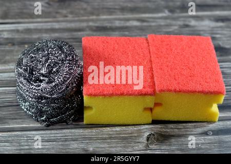 Drahtschwamm, Stahlwolle, ein Bündel aus sehr feinen und flexiblen scharfkantigen Stahl- oder Metallfilamenten und Combo Cellulose und abrasiver zweiseitiger Schwamm für Stockfoto