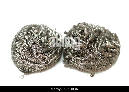 Drahtschwamm, Stahlwolle, ein Bündel aus sehr feinen und flexiblen scharfkantigen Stahl- oder Metallfilamenten, das sich hervorragend zum Reinigen von Glas, Porzellan, Metall eignet Stockfoto
