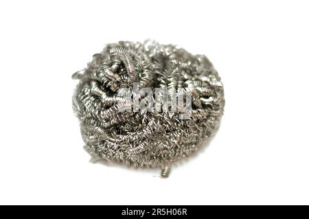 Drahtschwamm, Stahlwolle, ein Bündel aus sehr feinen und flexiblen scharfkantigen Stahl- oder Metallfilamenten, das sich hervorragend zum Reinigen von Glas, Porzellan, Metall eignet Stockfoto