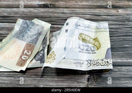 Zerknitterte ägyptische 20LE Pfund und Saudi-Arabien-Geld von 20 SAR 20 Rial mit G20-Gipfel, zerknitterte Bargeld-Banknote, saudische und ägyptische M. Stockfoto