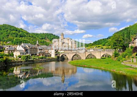 Pont sur le Lot, Brücke über den Fluss Lot, Estaing, Departement Aveyron, Midi-Pyrenees, Frankreich Stockfoto