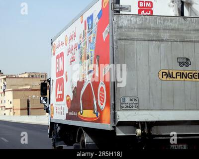 Kairo, Ägypten, Mai 21 2023: PALFINGER Truck Large Vehicle of BIM Market Egypt for Logistics and Delivery goods and Merchandises to the Hypermarket, the Stockfoto