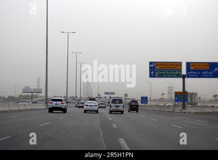 Gizeh, Ägypten, Mai 21 2023: 26. Juli Straßenbauprojekt umfasst Ausbau und Modernisierung in der Ferne von der Kreuzung Stockfoto