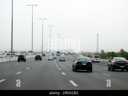 Gizeh, Ägypten, Mai 21 2023: 26. Juli Straßenbauprojekt umfasst Ausbau und Modernisierung in der Ferne von der Kreuzung Stockfoto