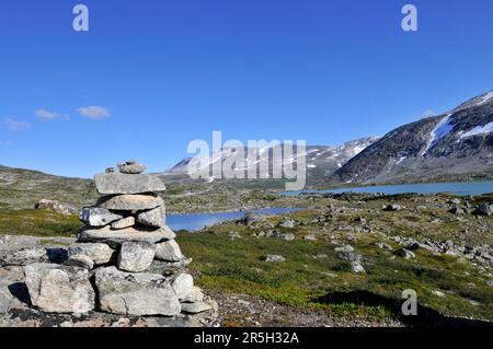 Steinturm, Tundra, Gletschersee, Gamle Strynfjellsveg, Old Strynfjell Trail, Fjell, Hordaland, Norwegen Stockfoto