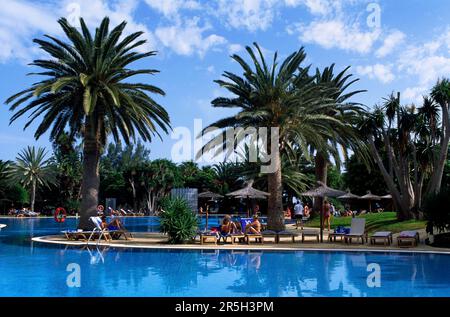 Hotelpool in Playa Sotavento, Fuerteventura, Kanarische Inseln, Spanien Stockfoto