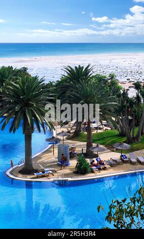 Hotelpool in Playa Sotavento, Fuerteventura, Kanarische Inseln, Spanien Stockfoto