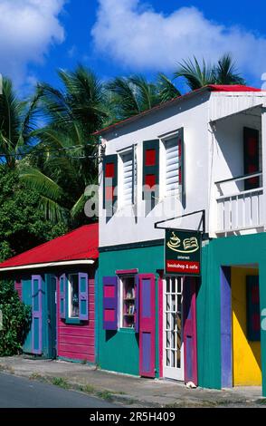 Farbenfrohe Geschäfte in Roadtown auf der Insel Tortola, Britische Jungferninseln, Karibik Stockfoto