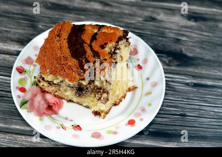 Tigermarmorierter Schwammkuchen, Mehlbestandteile, Butter, Öl, Vanillepulver, Kakao, Zucker, Milch, Eier und Backpulver, gestreifter, schwammender, köstlicher Swee Stockfoto