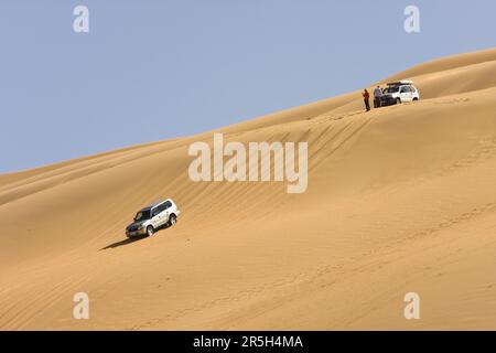 Jeep in Sandwüste, Sahara, Libyen Stockfoto