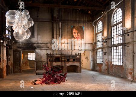 Produktionshalle einer alten Glasbläserei Stockfoto