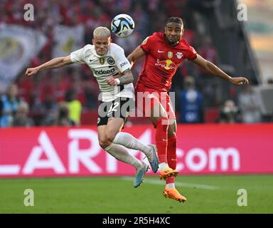 Berlin, Deutschland. 03. Juni 2023. Fußball: DFB Cup, RB Leipzig - Eintracht Frankfurt, Finale, Olympiastadion. Frankfurts #f und rb kämpfen um den Ball. Kredit: Arne Dedert/dpa - WICHTIGER HINWEIS: Gemäß den Anforderungen der DFL Deutsche Fußball Liga und des DFB Deutscher Fußball-Bund ist es verboten, im Stadion aufgenommene Fotos und/oder das Spiel in Form von Sequenzbildern und/oder videoähnlichen Fotoserien zu verwenden oder verwenden zu lassen./dpa/Alamy Live News Stockfoto