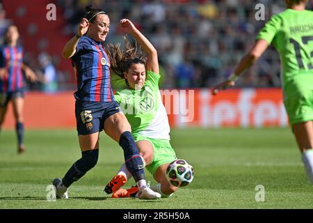 Eindhoven, Niederlande. 03. Juni 2023. Lucy Bronze aus Barcelona stellte sich vor, wie sie mit Lena Oberdorf aus Wolfsburg während eines Fußballspiels zwischen dem FC Barcelona Femeni und dem VFL Wolfsburg im Finale des UEFA Women's Champions League-Wettbewerbs 2022-2023 am Samstag, den 3. Juni 2023 in Eindhoven, Niederlande, um den Ball kämpfte. Kredit: Sportpix/Alamy Live News Stockfoto