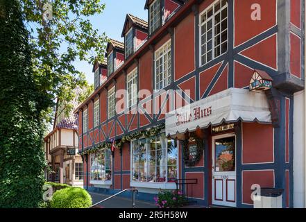 SOLVANG, CALIFORNIA, USA - AUGUST 9 : Weihnachtsgeschäft in Solvang, California, USA am 9. August 2011 Stockfoto