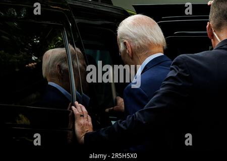 Washington, Usa. 03. Juni 2023. US-Präsident Joe Biden verlässt die katholische Kirche der Heiligen Dreifaltigkeit nach der Messe am 3. Juni 2023 in Washington, DC (Foto: Samuel Corum/Sipa USA). Guthaben: SIPA USA/Alamy Live News Stockfoto