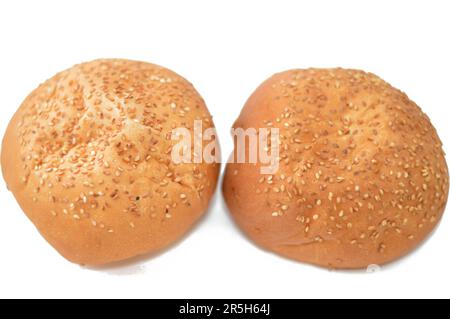 Runde, handgroße Hamburger-Brötchen, gebacken und mit Sesamsamen bedeckt, Brötchen ist eine Art Brötchen, in der Regel gefüllt mit herzhaften Füllungen, hergestellt aus fr Stockfoto