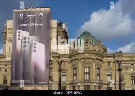 Palais Garnier und Werbung für die Samsung Galaxy S23-Serie in Paris, Frankreich. 25. März 2023. Stockfoto