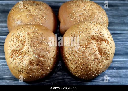 Runde, handgroße Hamburger-Brötchen, gebacken und mit Sesamsamen bedeckt, Brötchen ist eine Art Brötchen, in der Regel gefüllt mit herzhaften Füllungen, hergestellt aus fr Stockfoto