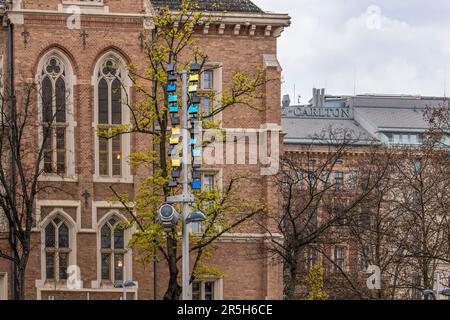 wien, österreich. 9. april 2023 Überwachung in der Stadt, Erkundung von Gebäuden, Straßenrand, Sicherheitskameras und städtischen Videos Stockfoto