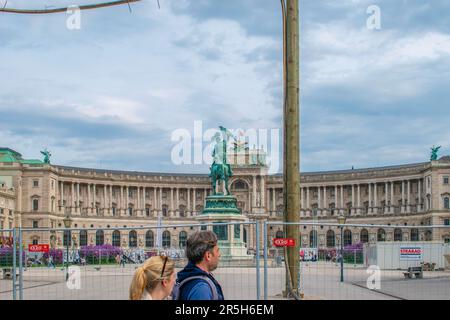 wien, österreich. 23. april 2023 heldenplatz: Vorstellung des majestätischen öffentlichen Raumes vor der hofburg, wien, österreich Stockfoto