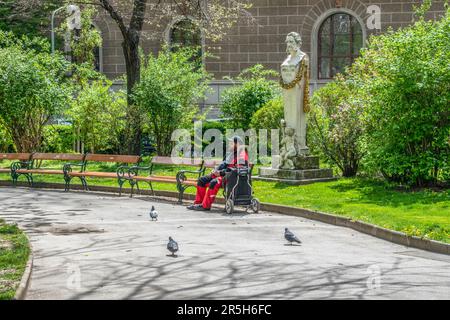 wien, österreich. 26. april 2023 monumentale Hommage an karl schwerzek's anastasius Green Monument (1891) im schillerpark, wien Stockfoto