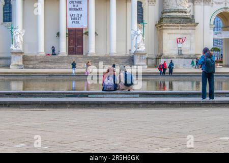 wien, österreich. 26. april 2023 wiener Stadtnachmittag auf karlskirche ein malerischer Blick auf die karlsplatz-Kirche in wien Stockfoto