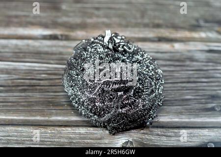 Drahtschwamm, Stahlwolle, ein Bündel aus sehr feinen und flexiblen scharfkantigen Stahl- oder Metallfilamenten, das sich hervorragend zum Reinigen von Glas, Porzellan, Metall eignet Stockfoto