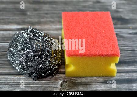 Drahtschwamm, Stahlwolle, ein Bündel aus sehr feinen und flexiblen scharfkantigen Stahl- oder Metallfilamenten und Combo Cellulose und abrasiver zweiseitiger Schwamm für Stockfoto